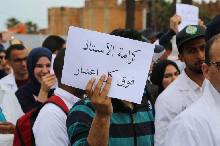 الحكومة تلتزم بتسوية ملف الزنزانة 10 والتنسيقية تندد بالتأخير وتلوح بالتصعيد