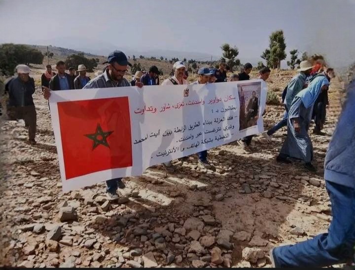بعد احتجاجات ٱيت بوكماز.. دواوير أيت محمد تخرج في مسيرة على الأقدام نحو عمالة أزيلال