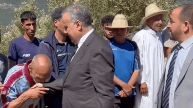 فيديو لمواطن يقبل يد عامل إقليم شفشاون يُثير الجدل.. والسلطات توضّح