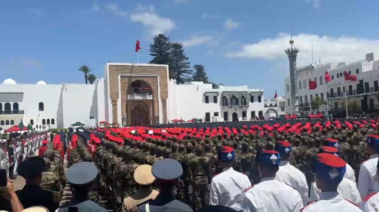الملك يترأس أداء القسم بتطوان ويطلق اسم “المنصور الذهبي” على فوج الضباط الجدد