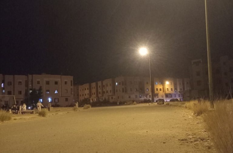 صعقة كهربائية كادت تودي بحياة طفلة.. أعمدة كهربائية مكشوفة تهدد السكان بتامنصورت