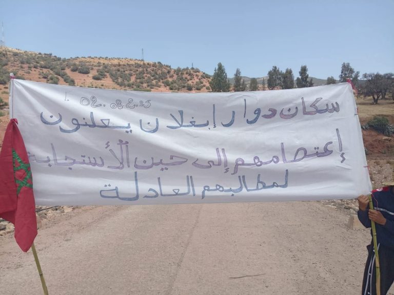 “مسيرة العطش” تتحول إلى اعتصام.. ساكنة “إبغلان” بخنيفرة تحتج بسبب أزمة المياه