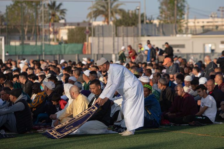 خوميا الإسبانية تحظر احتفالات المسلمين بالأعياد وتثير جدلا حول الحريات الدينية