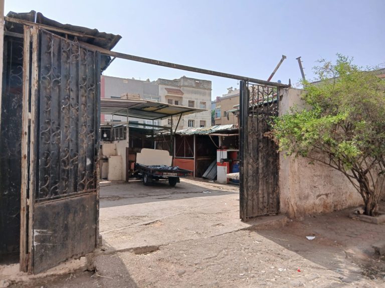 فوضى الباعة الجائلين تربك مقاطعة عين الشق ومطالب بإصلاح الأسواق المهجورة