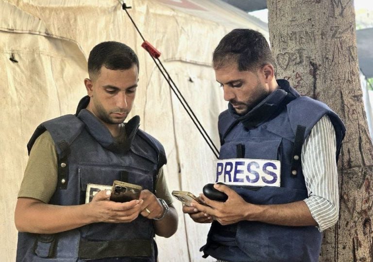 إسرائيل تقر باغتيال مراسلي الجزيرة بغزة.. ومحامٍ مغربي يطالب الجنائية الدولية بالتدخل