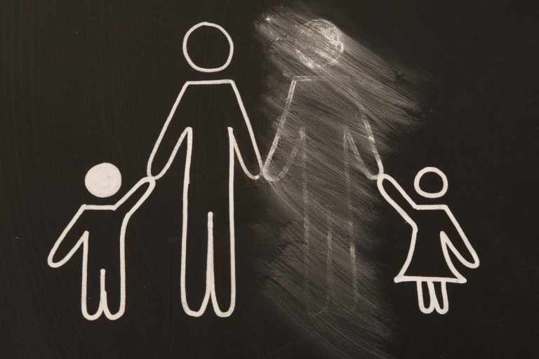 الأبوة الغائبة.. كيف يتحول غياب الأب إلى أزمة صامتة تهز تماسك الأسرة الحديثة؟