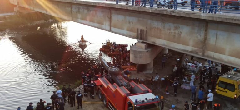 مأساة بالجزائر.. 18 قتيلا و9 مصابين في سقوط حافلة بوادي الحراش بالعاصمة (فيديو)