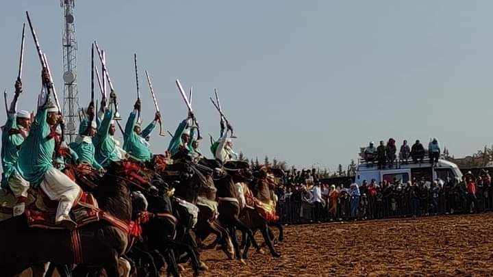 أيت يدين تحتفي بتراثها.. موسم عبد القادر الجيلالي يضيء الخميسات بالتبوريدة