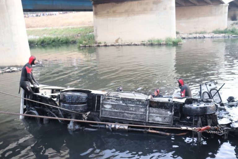 مأساة بالجزائر.. سقوط حافلة عن جسر يحصد 18 قتيلاً (فيديو)