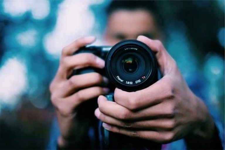 ابتسامة السيادة .. الصورة البروتوكولية تمثيل بلا مضمون وإيحاء بلا معنى