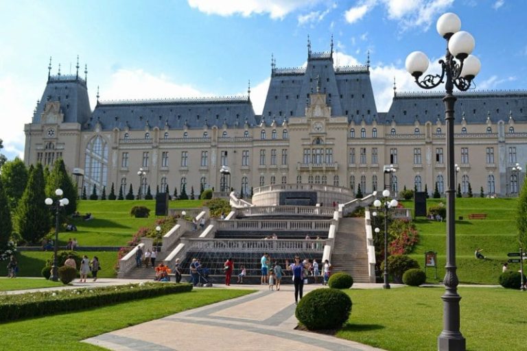 1.223 مغربيًا يتخرجون من رومانيا