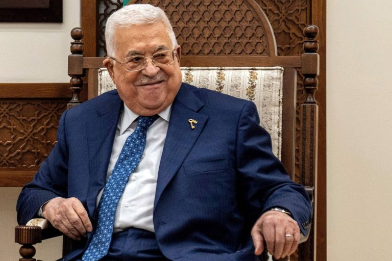تزامنا مع ارتفاع حدة الجرائم الإسرائيلية.. عباس يدعو الفصائل الفلسطسنية إلى تسليم سلاحها