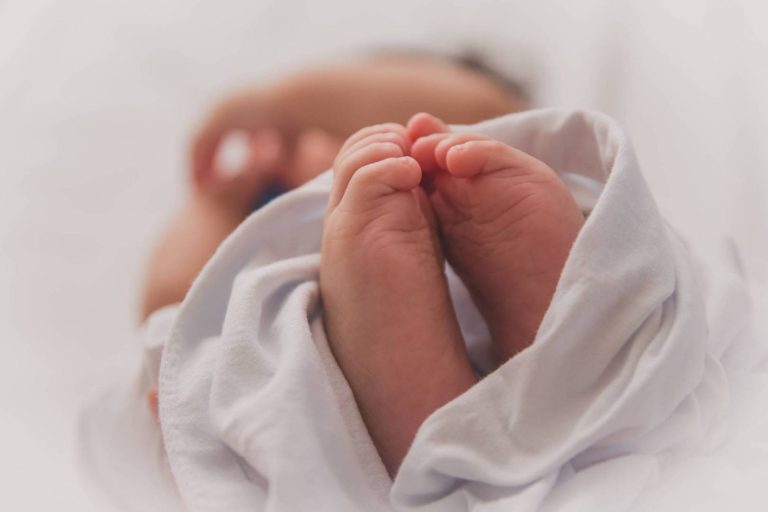 وسط جدل إخلاقي..ولادة طفل من جنين مجمّد منذ أكثر من 30 عامًا