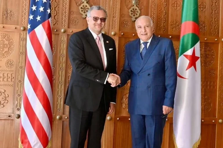مباشرة بعد زيارة مبعوثه الشخصي.. ترامب يصفع النظام العسكري ويفرض رسوما جمركية مرتفعة على الجزائر